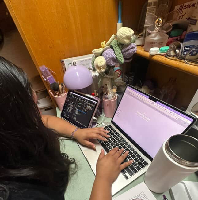 Maria Fernanda works on code for her potfolio.